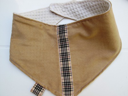 Beige sjaal met lint, € 5,00