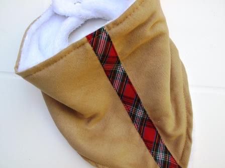 beige sjaal met ruitband in het midden, € 5,00