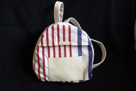 rode en blauwe streep met voorzak van wit leer